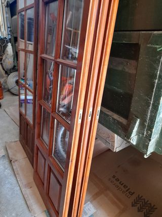 Ventanas y balcones de madera