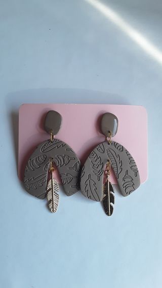 Pendientes largos de arcilla polimérica