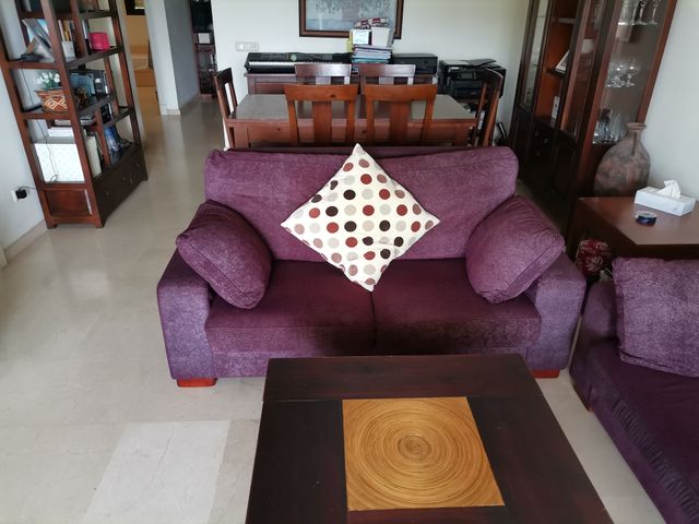 Sofa de tres y dos plazas de color berenjena