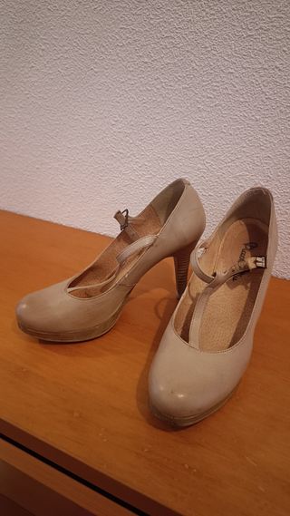 Zapatos beige de tacón