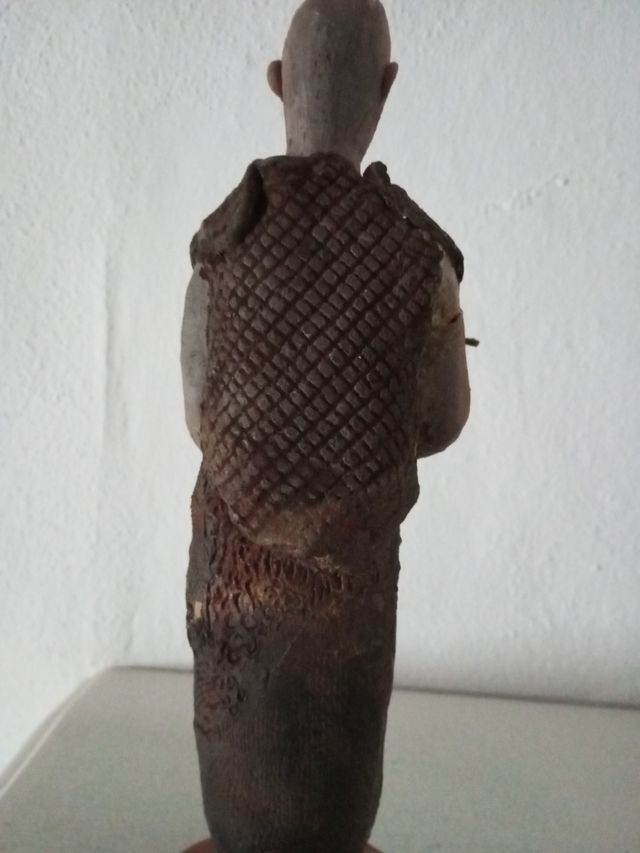 Figura de monje.
