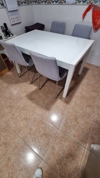 Mesa de comedor y 4 sillas