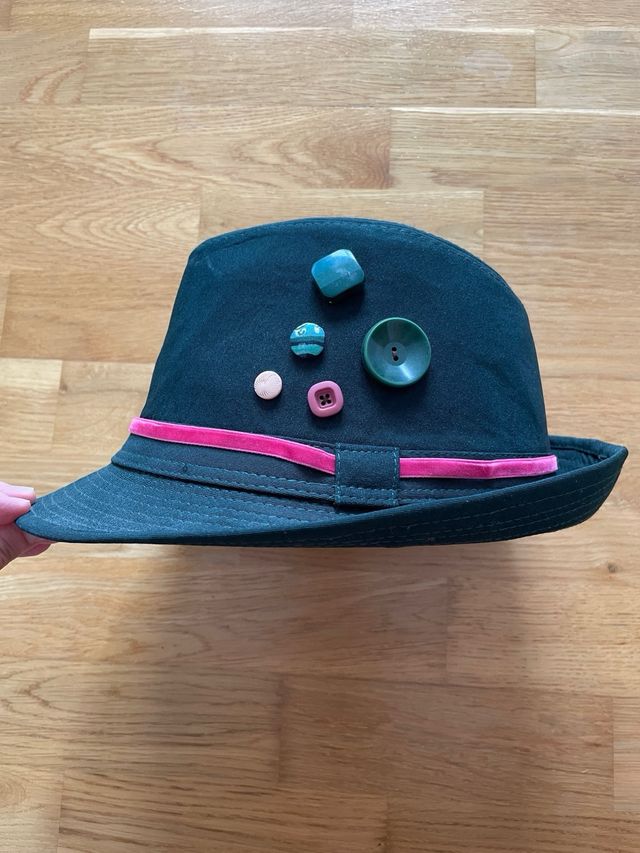 Sombrero verde oscuro con cinta terciopelo