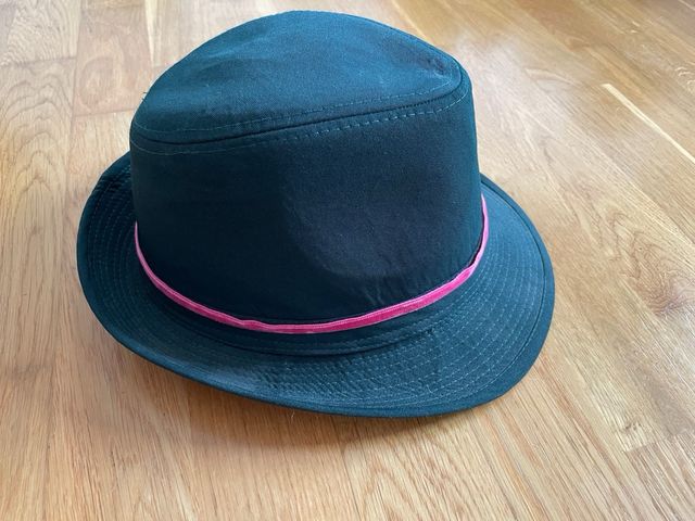 Sombrero verde oscuro con cinta terciopelo