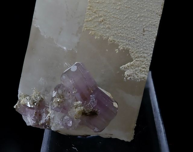 Mineral. Fluorapatito sobre cuarzo.