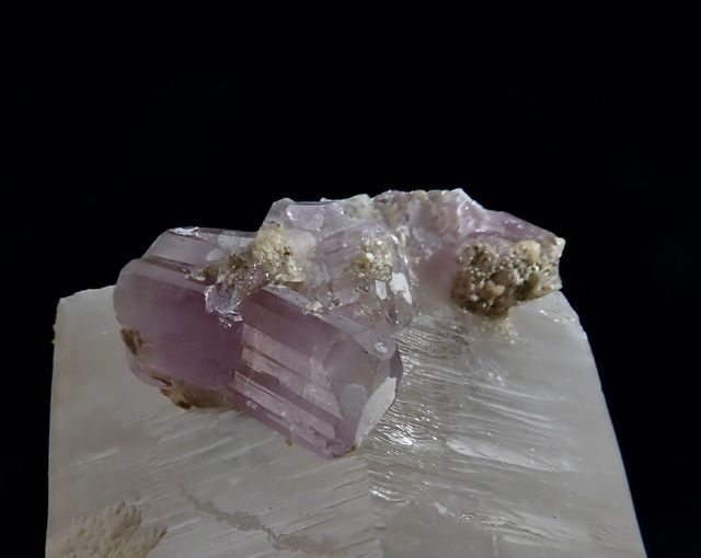 Mineral. Fluorapatito sobre cuarzo.