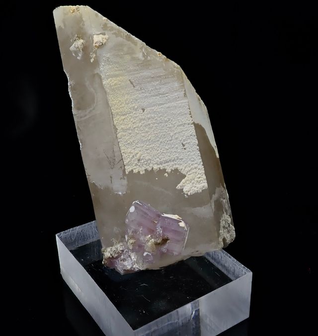 Mineral. Fluorapatito sobre cuarzo.