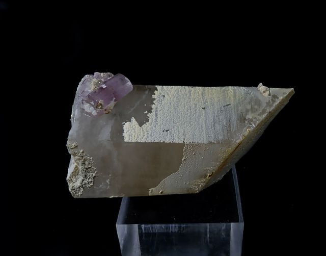 Mineral. Fluorapatito sobre cuarzo.