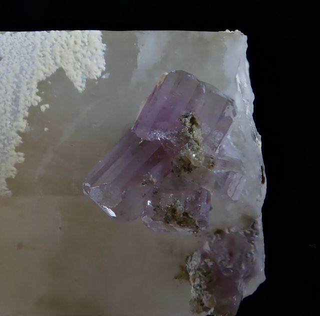 Mineral. Fluorapatito sobre cuarzo.