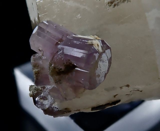 Mineral. Fluorapatito sobre cuarzo.