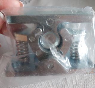 Enganche metal puerta