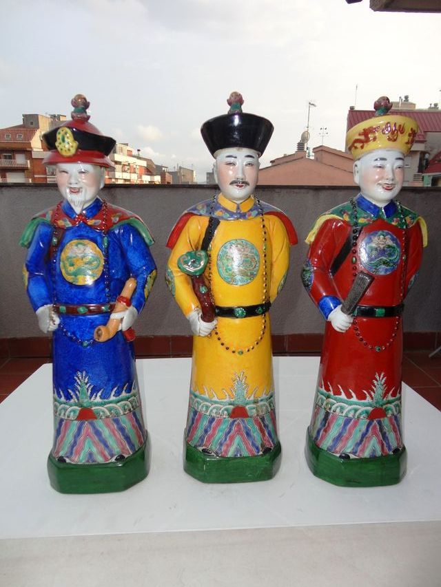 Conjunto de tres dignatarios chinos de porcelana