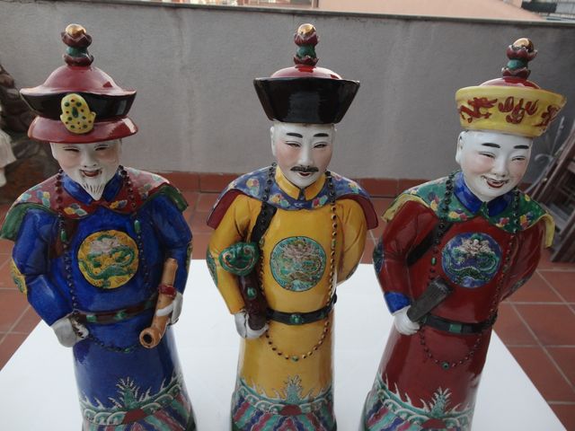 Conjunto de tres dignatarios chinos de porcelana
