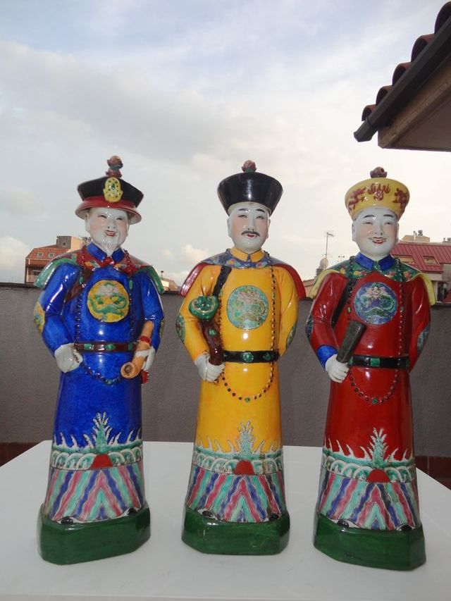 Conjunto de tres dignatarios chinos de porcelana