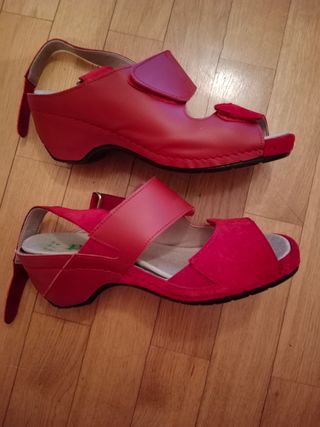Sandalias cuña rojo Pinosos sin estrenar