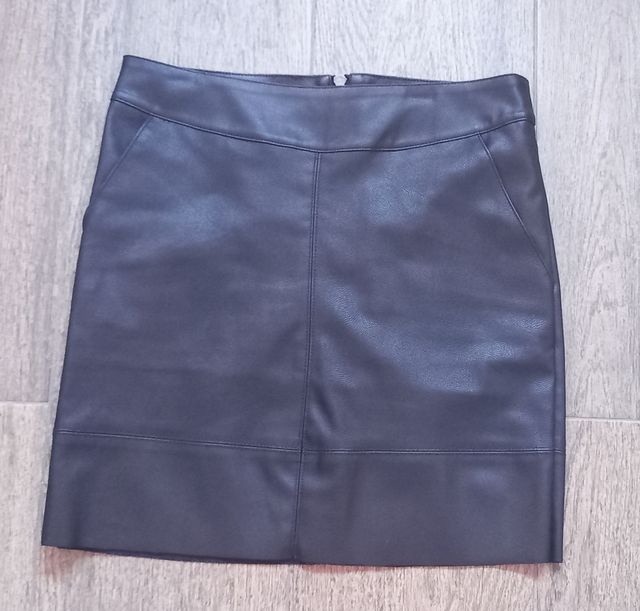 Minifalda de polipiel negra talla 36