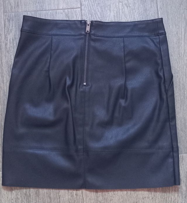 Minifalda de polipiel negra talla 36