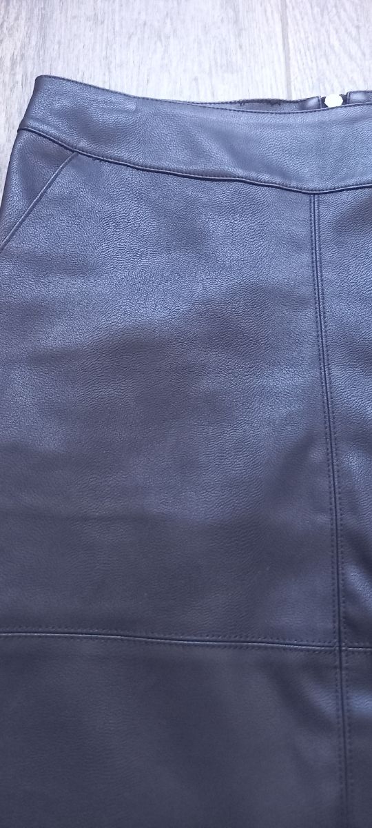 Minifalda de polipiel negra talla 36