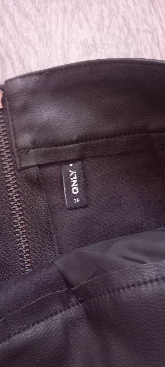 Minifalda de polipiel negra talla 36