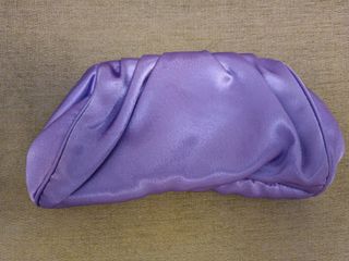 Zapatos y bolso de fiesta.