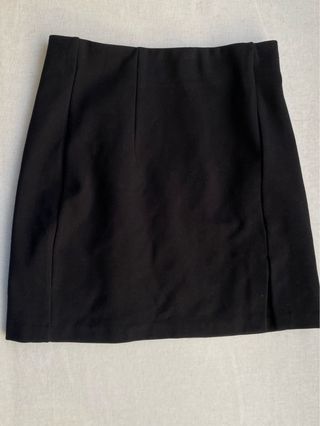 Falda negra stradivarius