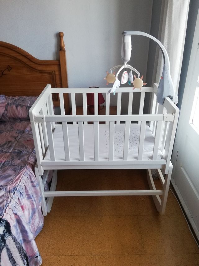 Cuna mecedora/colecho Allegro. Regalo móvil girato