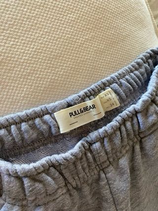 PANTALÓN Y CAMISETA PULL AND BEAR XS
