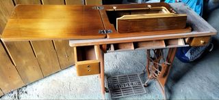 Mueble con máquina de coser Singer antigua