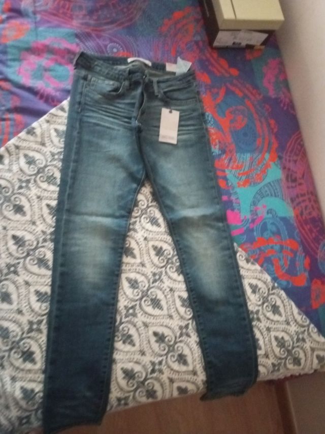 Vaquero ZARA con etiquetas