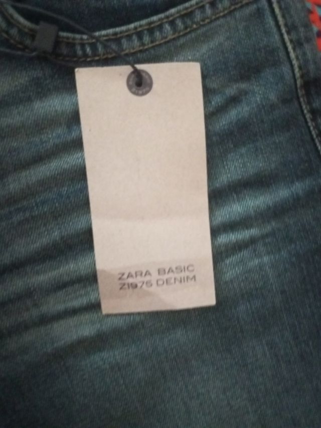 Vaquero ZARA con etiquetas