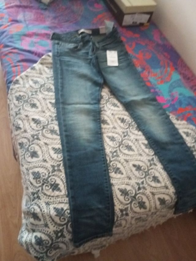 Vaquero ZARA con etiquetas