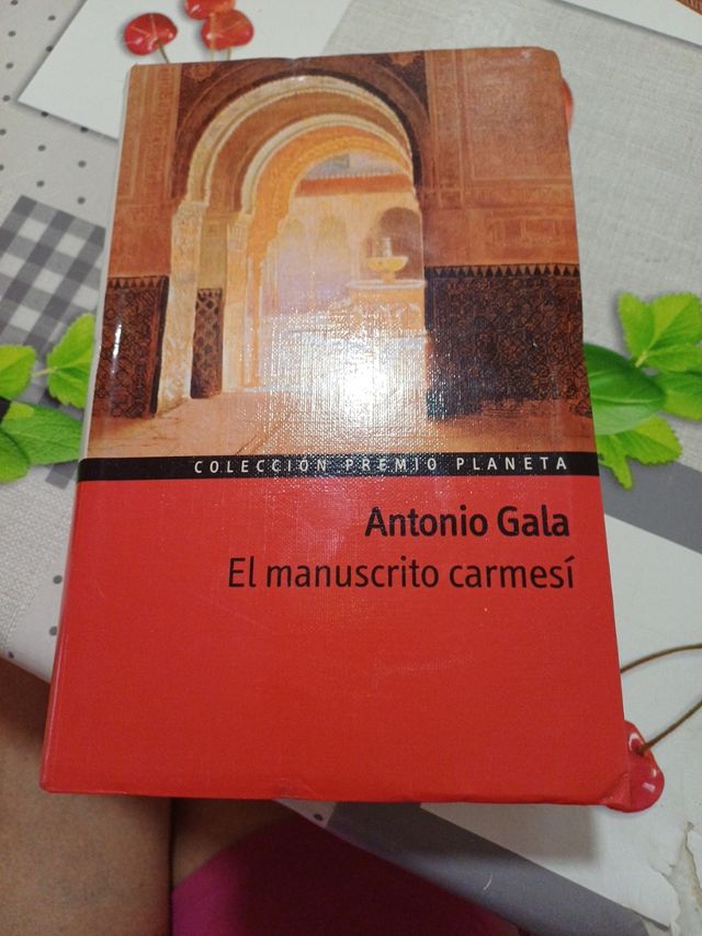 El manuscrito carmesi