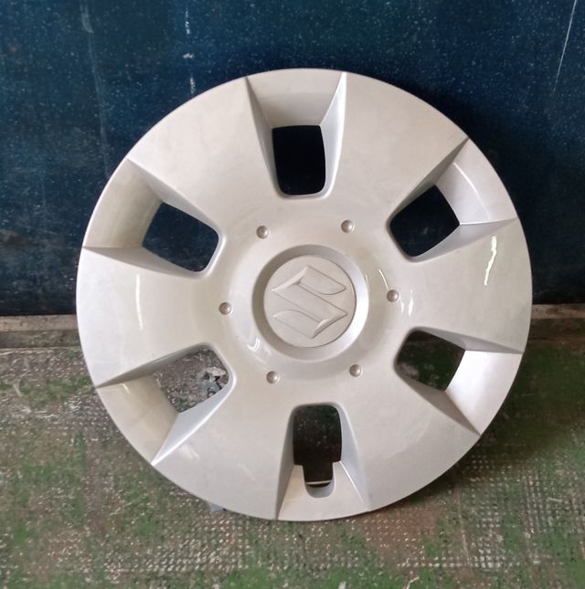 Un tapacubos de Suzuki Swift