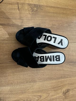 Sandalias negras tacon plataforma Bimba y Lola