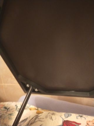 mesa auxiliar pequeña de cristal y metal