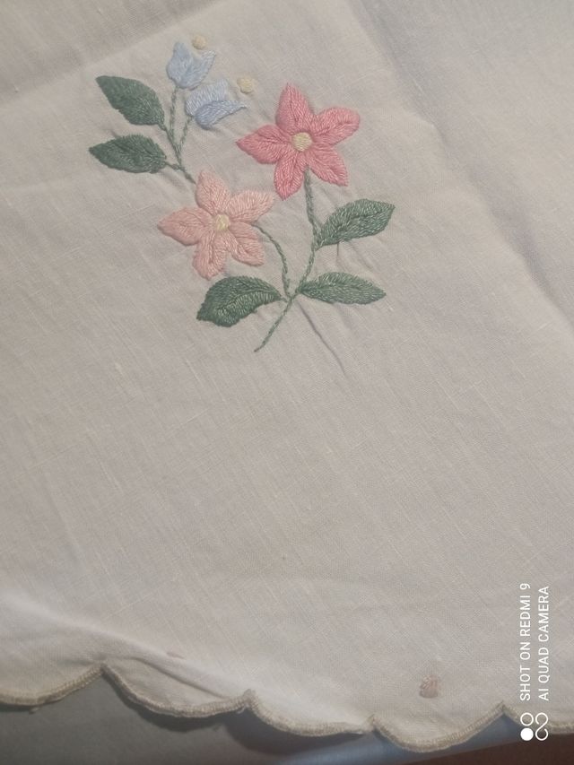 Tovaglia in puro lino ricamata a mano