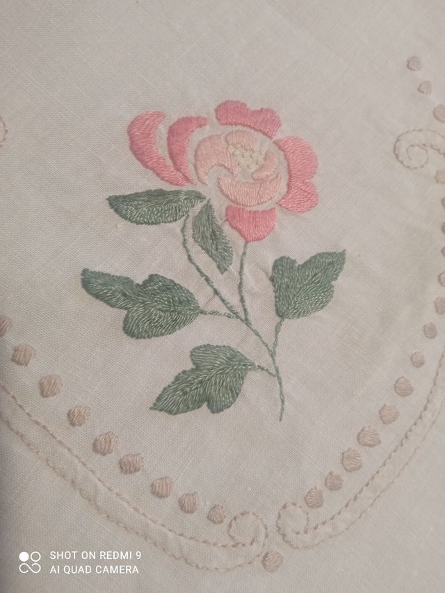 Tovaglia in puro lino ricamata a mano