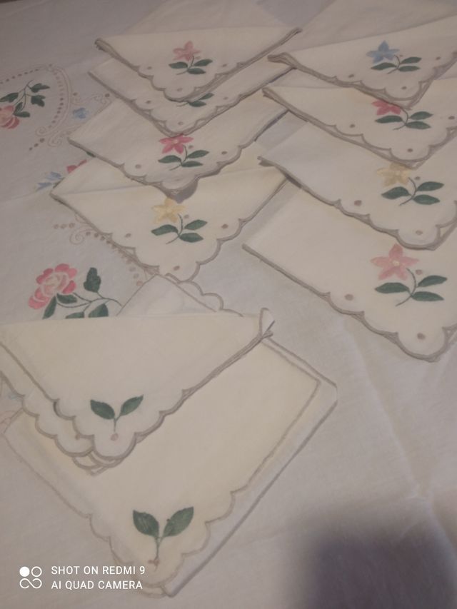 Tovaglia in puro lino ricamata a mano