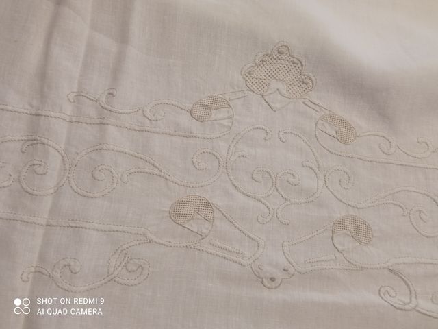 Tovaglia rettangolare ricamata a mano