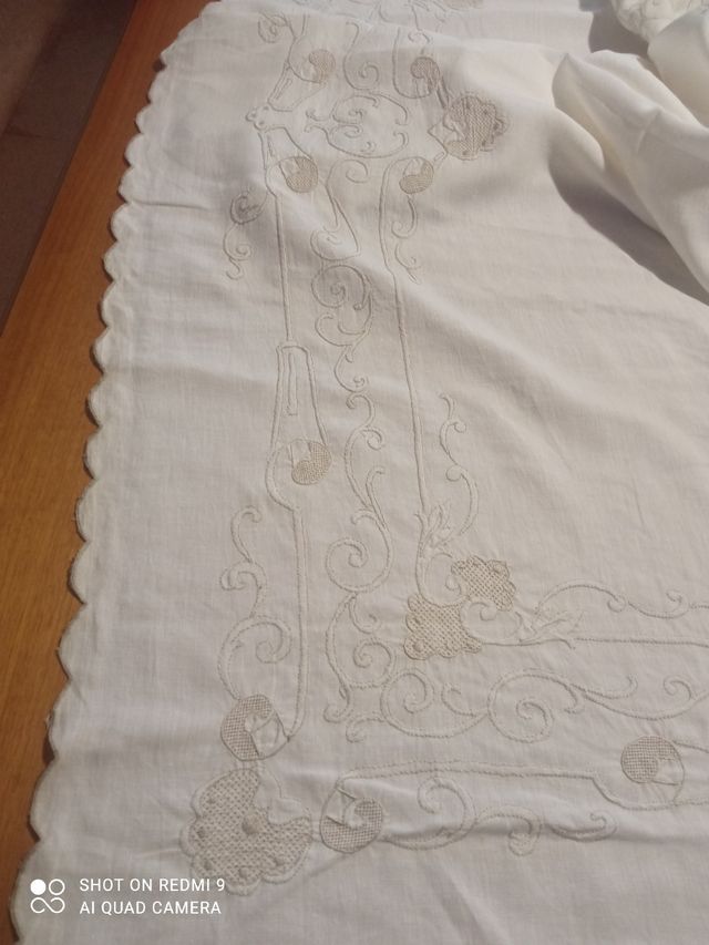 Tovaglia rettangolare ricamata a mano