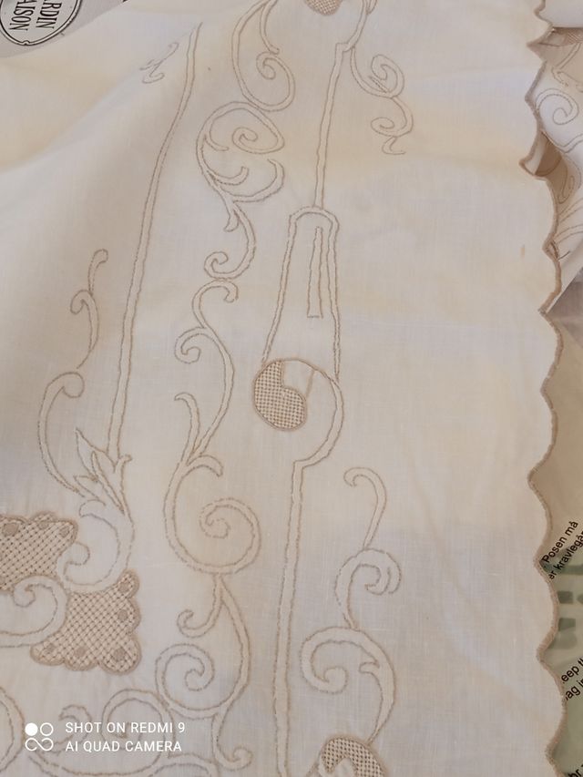 Tovaglia rettangolare ricamata a mano