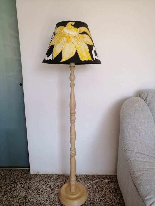 Lampara de pié testurizada