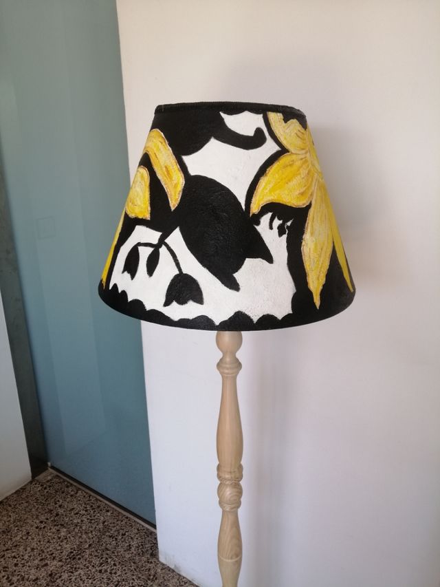 Lampara de pié testurizada