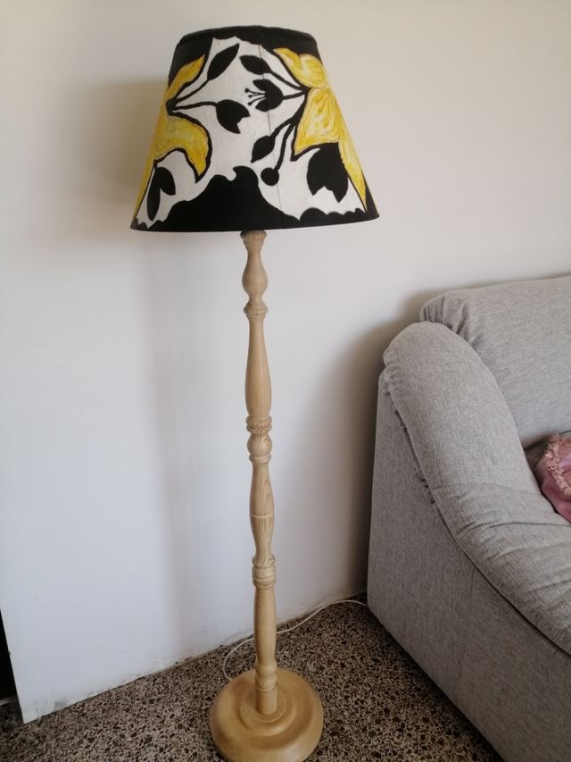 Lampara de pié testurizada