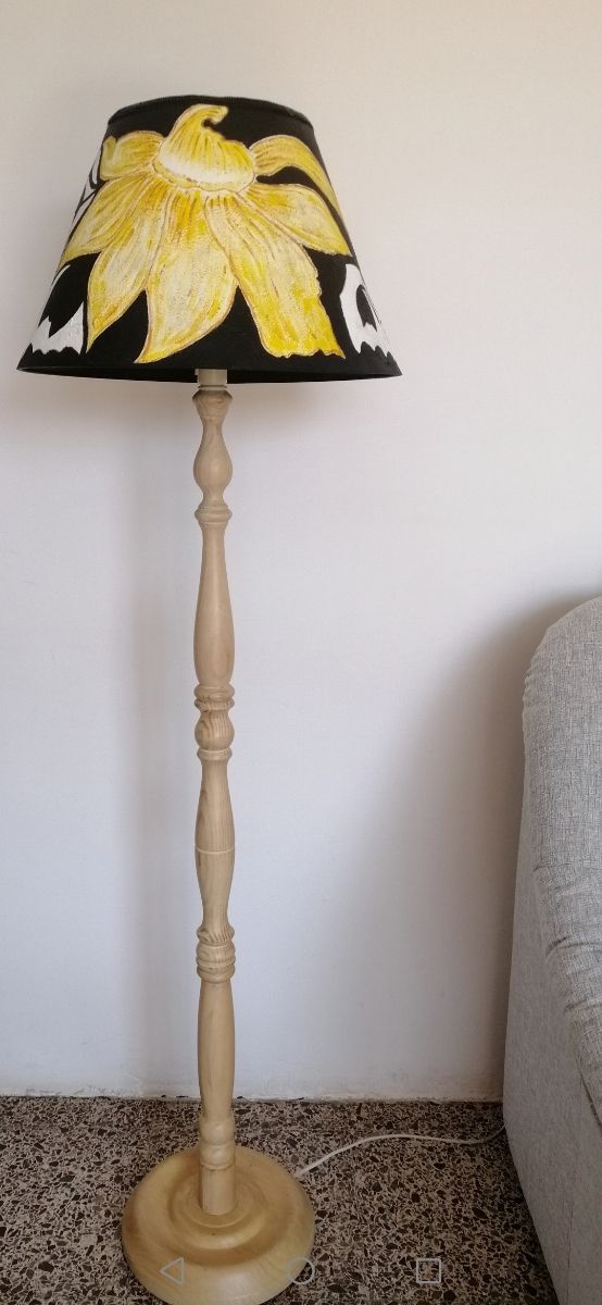 Lampara de pié testurizada