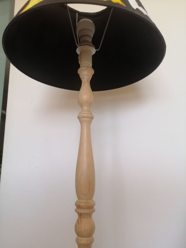 Lampara de pié testurizada