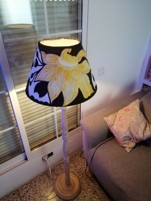 Lampara de pié testurizada