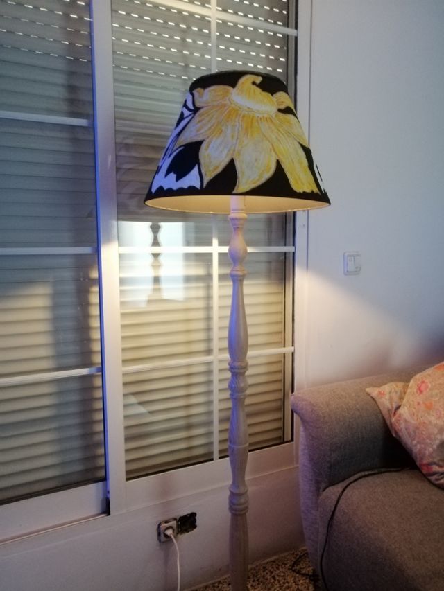 Lampara de pié testurizada