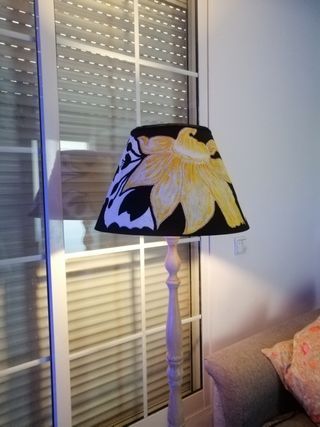 Lampara de pié testurizada