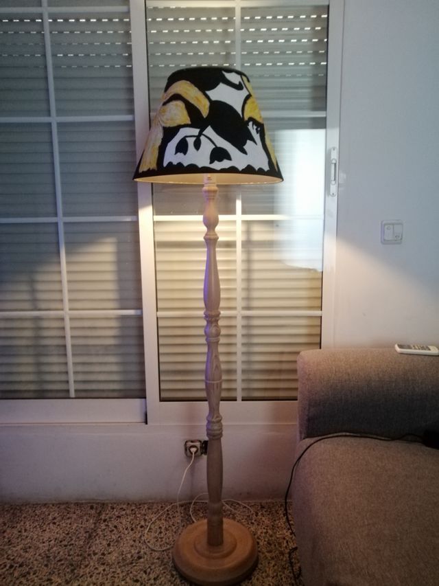 Lampara de pié testurizada